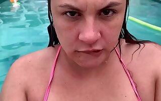 Gorgeous Latina maid Chilled through Paisa cleans along to pool and sucks dick! Caught hard by neighbor